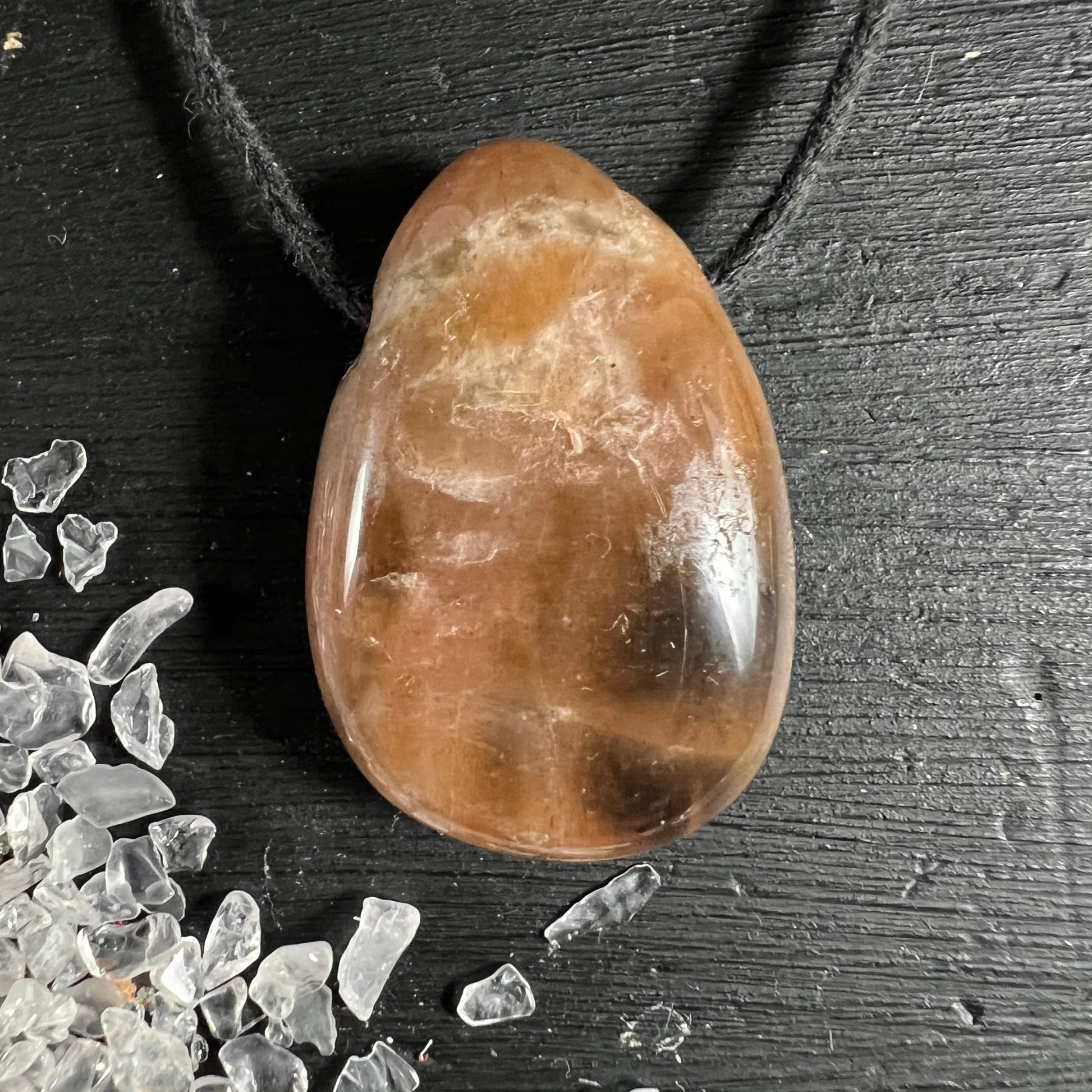 Orange Mondstein Anhaenger tropfenfoermig, honigfarben mit weisslichen Zonen und glasigem Glanz | Happy Minerals