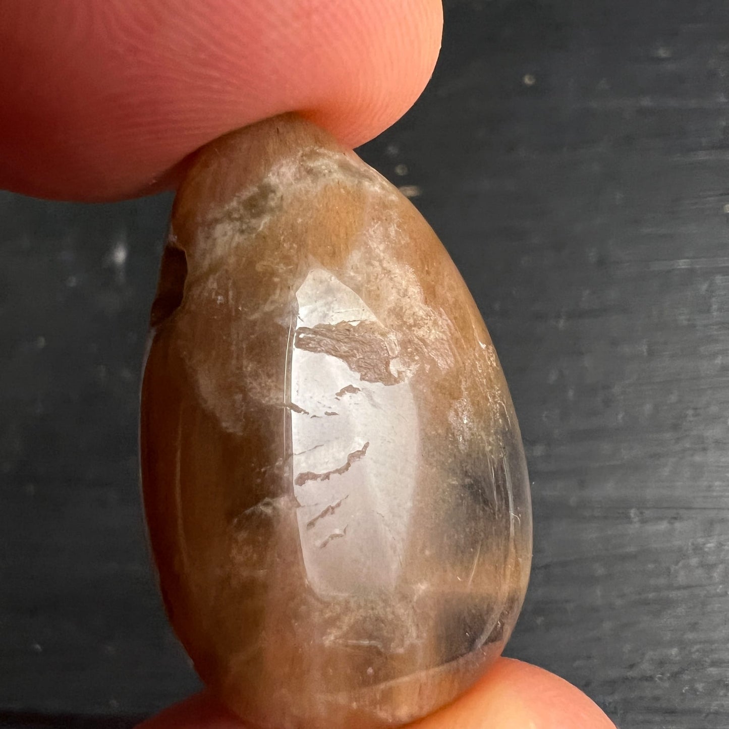 Orange Mondstein Anhänger, tropfenförmig poliert mit milchig-weissem Schimmer und braunen Rissstrukturen | Happy Minerals