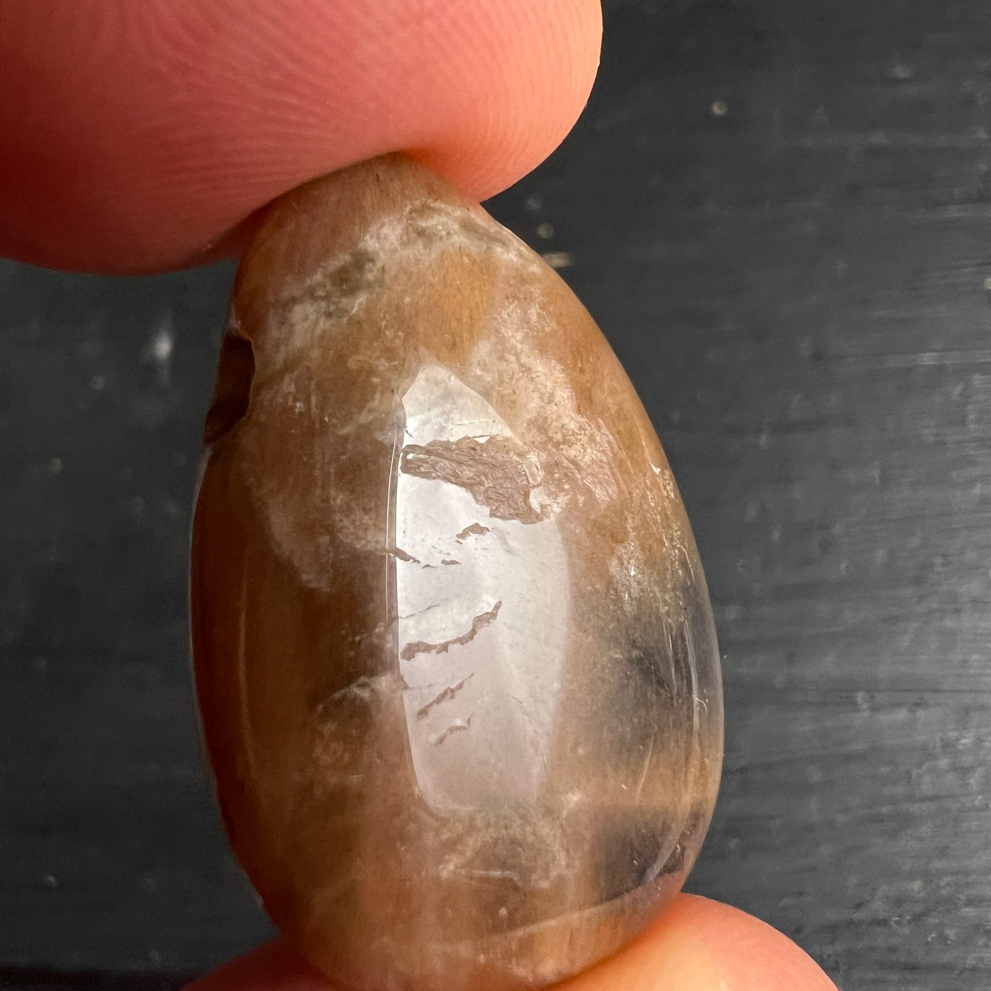 Orange Mondstein Anhänger, tropfenförmig poliert mit milchig-weissem Schimmer und braunen Rissstrukturen | Happy Minerals