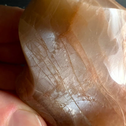 Orange Mondstein Flamme | Nahaufnahme | feine Spaltlinien | seidiger Schimmer | Madagaskar | Happy Minerals