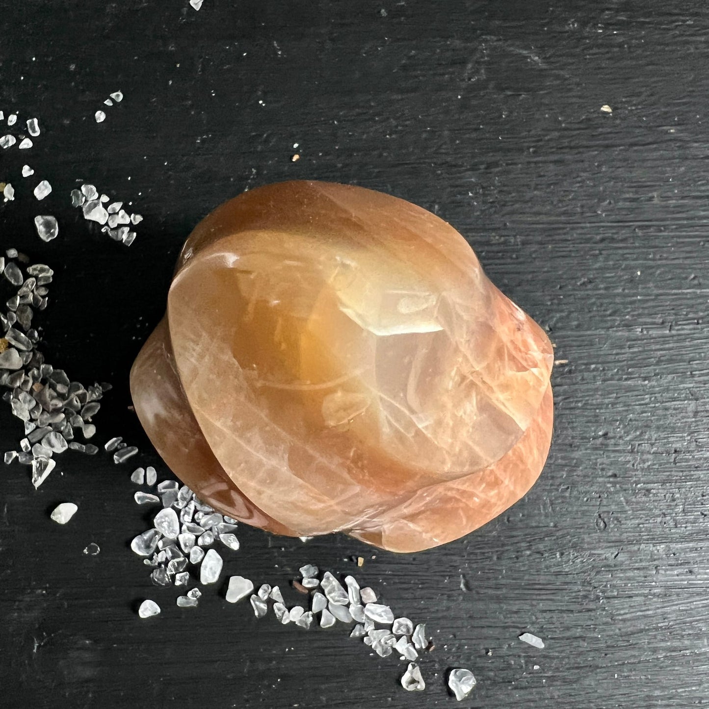 Orange Mondstein Flamme | Draufsicht | seidiger Glanz | Pfirsich-Karamell | Madagaskar | Happy Minerals