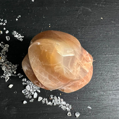 Orange Mondstein Flamme | Draufsicht | seidiger Glanz | Pfirsich-Karamell | Madagaskar | Happy Minerals