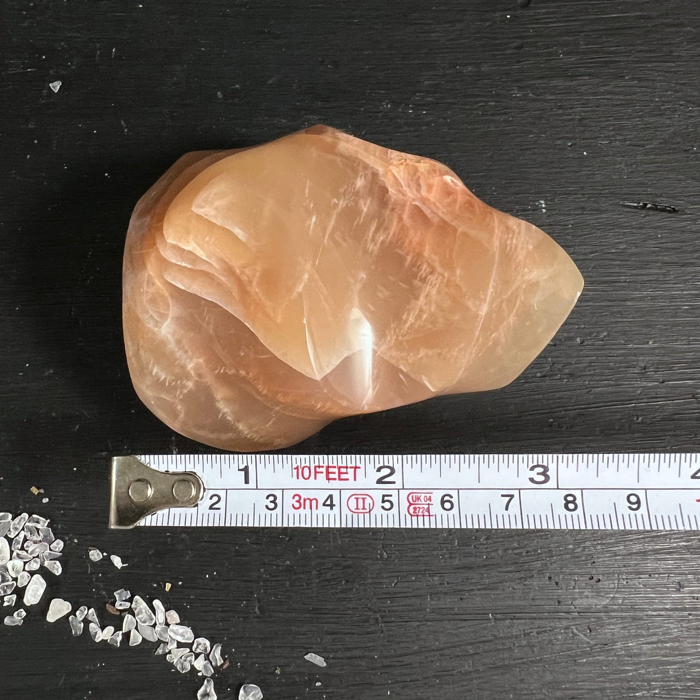 Orange Mondstein Flamme | Größenvergleich Maßband | ca. 9 cm | Unikat | Madagaskar | Happy Minerals