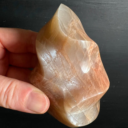 Orange Mondstein Flamme | Seitenansicht | cremige Adulareszenz | sanfte Wölbungen | Happy Minerals