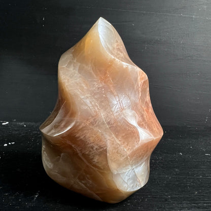 Orange Mondstein Flamme | warmes Honig-Pfirsich | freistehend | Madagaskar | Happy Minerals