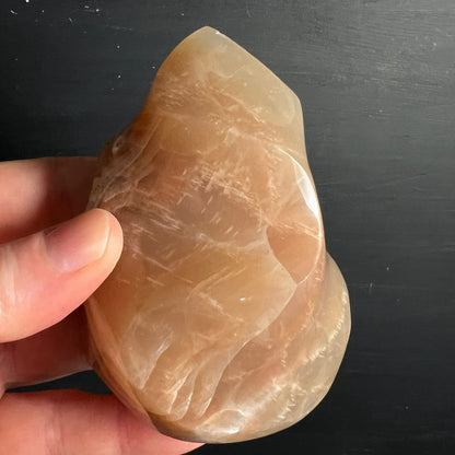 Orange Mondstein Flamme | Rückseite | cremig-apricot | milchige Transparenz | Madagaskar | Happy Minerals