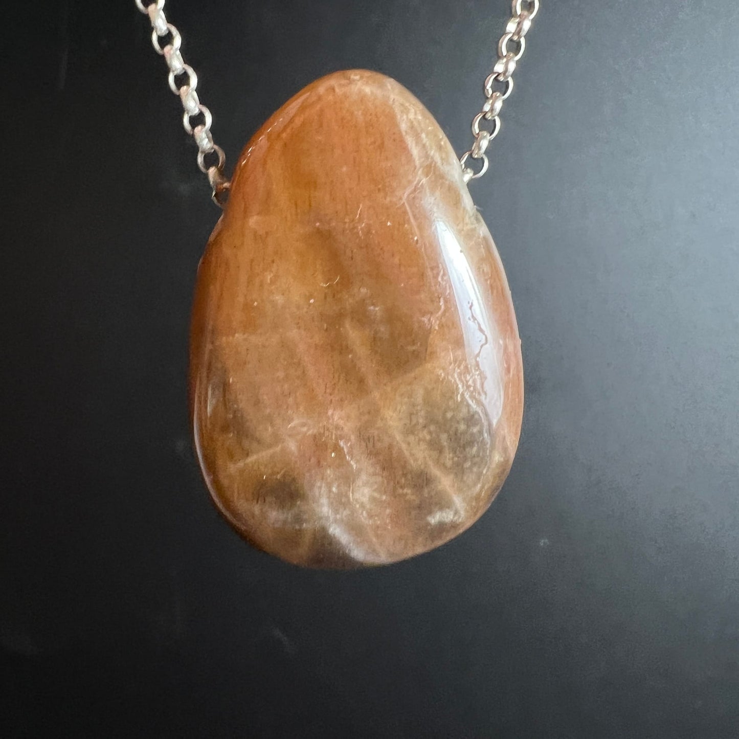 Oranger Mondstein Anhänger, tropfenförmig poliert mit warmen orange-braunen Farbverläufen und feinen Rissen | Happy Minerals
