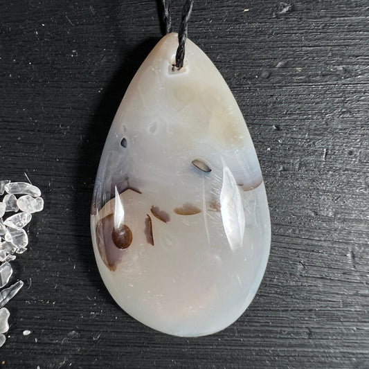 Achat Tropfen Anhaenger cremig-weiss mit graubraunen Bandzonen und dunklen Einschluessen, hochglaenzend poliert | Happy Minerals