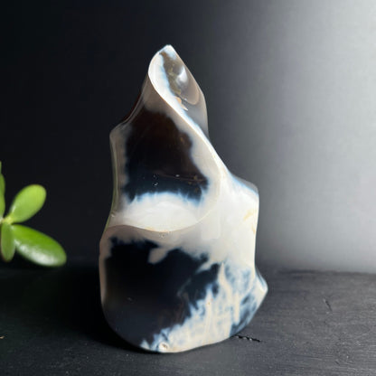 Orca Achat Flamme stehend | dramatische Lichteffekte | Kontrast-Bänderung | Madagaskar Deko | Happy Minerals