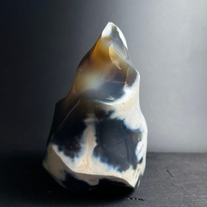 Orca Achat Flamme | warme Beleuchtung | bernsteinfarbene Akzente | Madagaskar Kraftstein | Happy Minerals