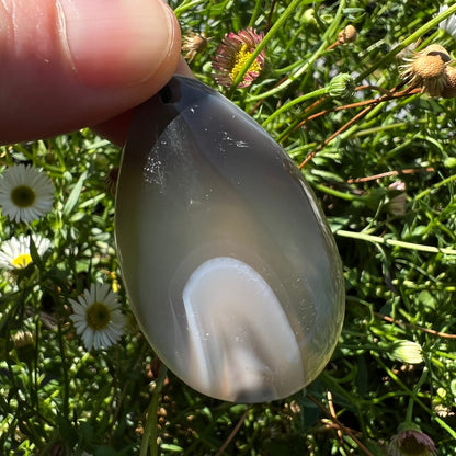 Orca Achat Tropfen | hängend | grau-transparent | weißer Kern | Gänseblümchen | Happy Minerals