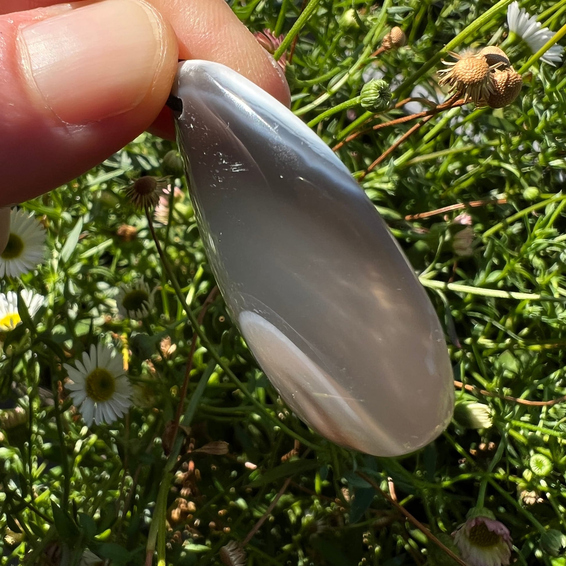 Orca Achat Tropfen | schräge Ansicht | silbergrau | schwarze Kordel | Natur | Happy Minerals