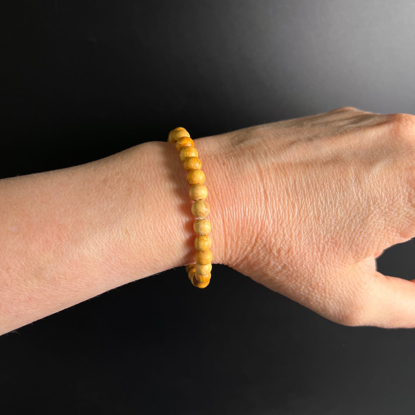 Palo Santo Armband | Detailansicht | warme Holzstruktur | honigfarbene Perlen | Peru | Happy Minerals | Variante D