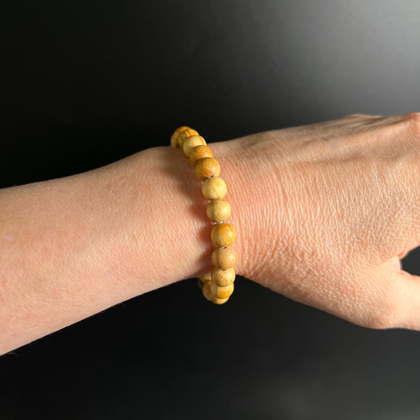 Palo Santo Armband am Handgelenk getragen | natürliche Holzperlen | Peru | Happy Minerals | Variante E