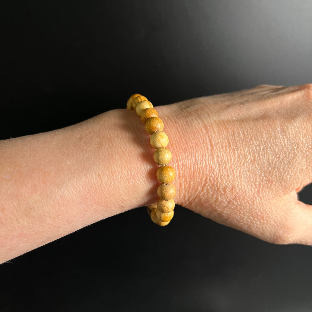 Palo Santo Armband am Handgelenk getragen | natürliche Holzperlen | Peru | Happy Minerals | Variante E
