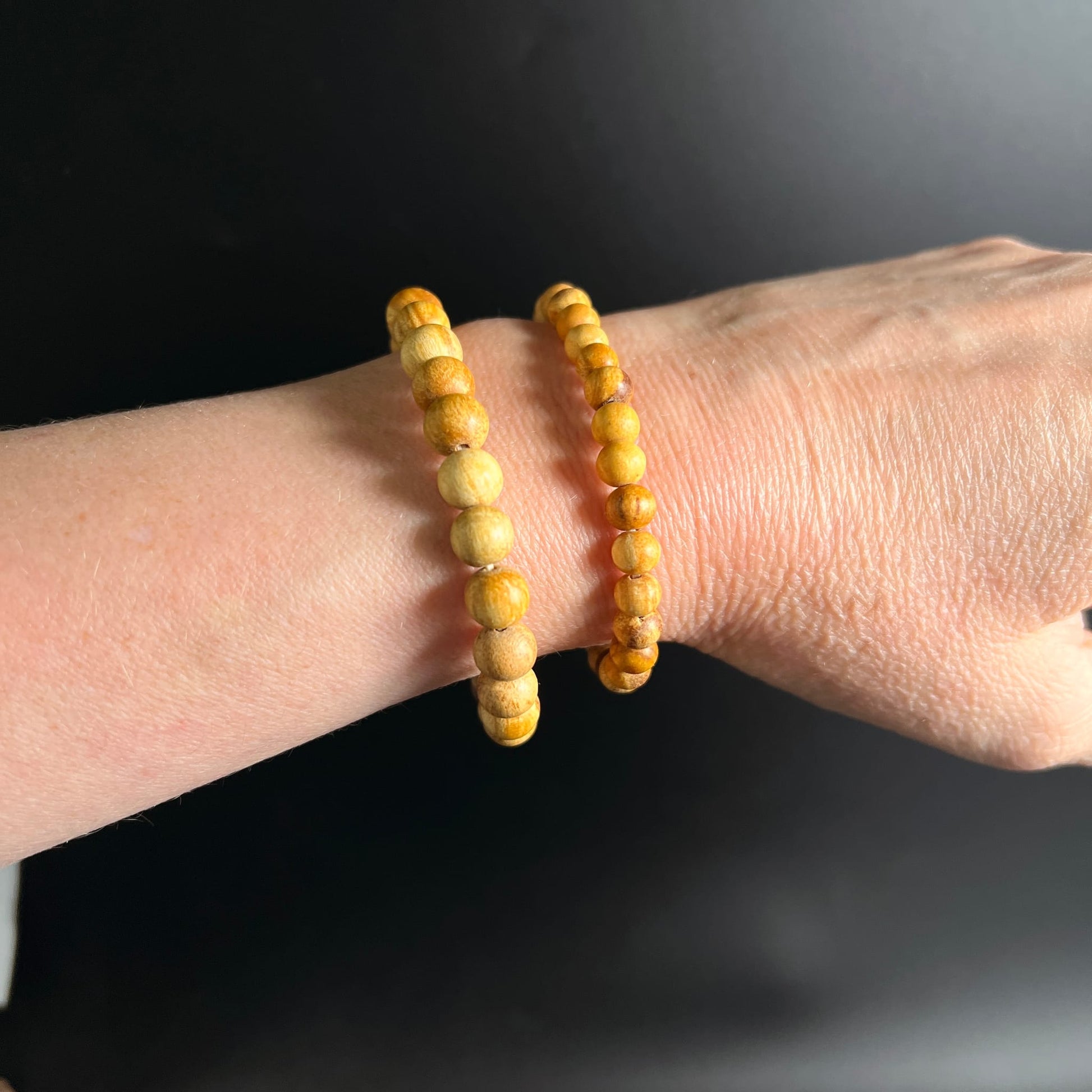 Zwei Palo Santo Armbänder am Arm | Holzperlen im Vergleich | Peru | Happy Minerals | Variante F