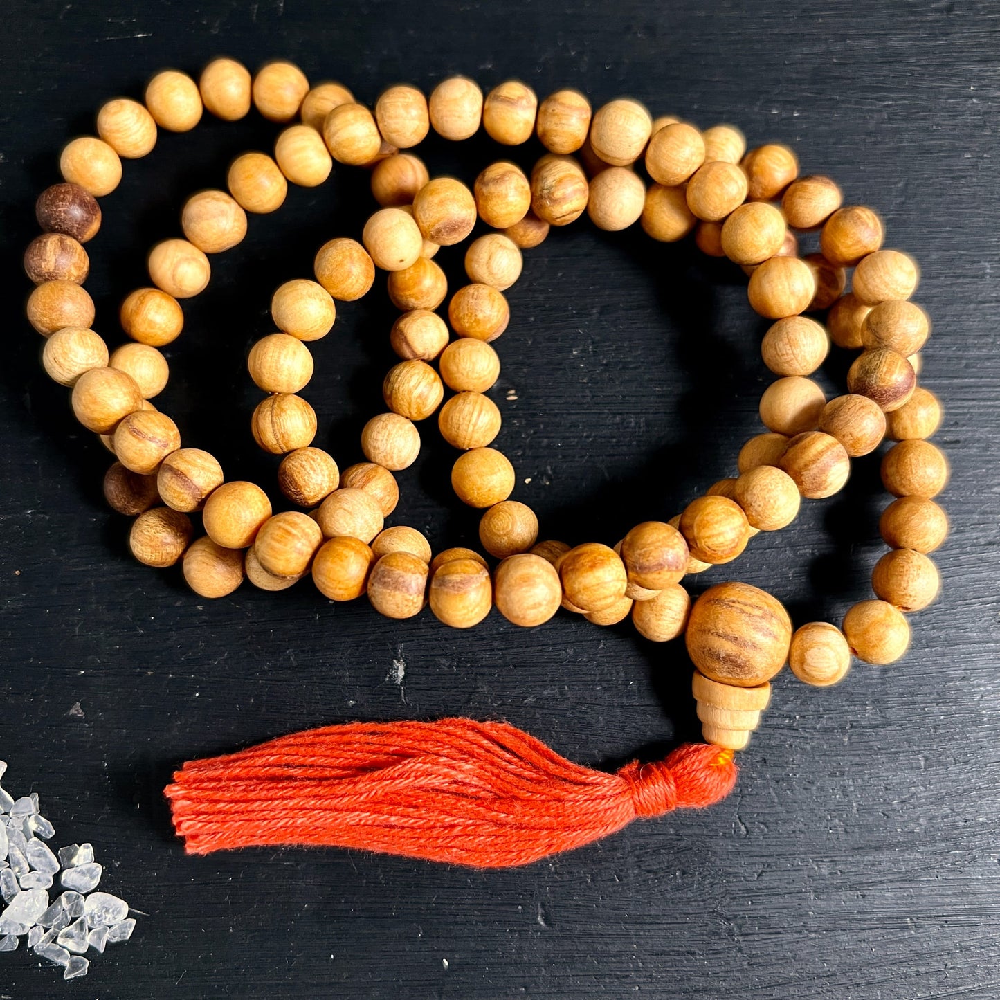 Palo Santo Mala | honiggelb gemasert | aufgerollt | roter Quaste | Kristallsplitter | Happy Minerals