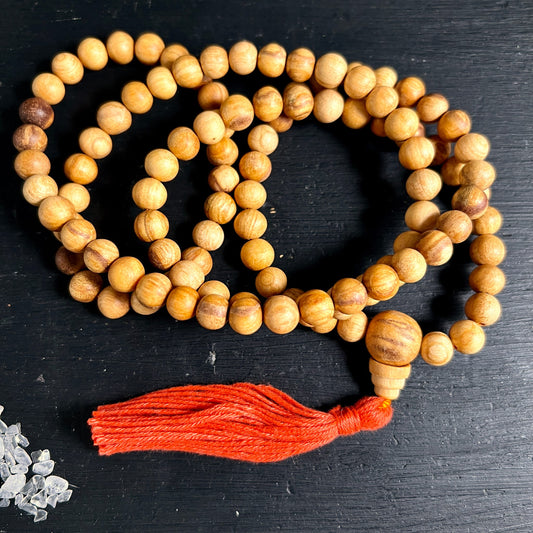 Palo Santo Mala | honiggelb gemasert | aufgerollt | roter Quaste | Kristallsplitter | Happy Minerals