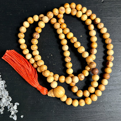 Palo Santo Mala | großer Guru-Bead | rote Quaste | cremig-goldene Holzperlen | Kristallsplitter | Happy Minerals