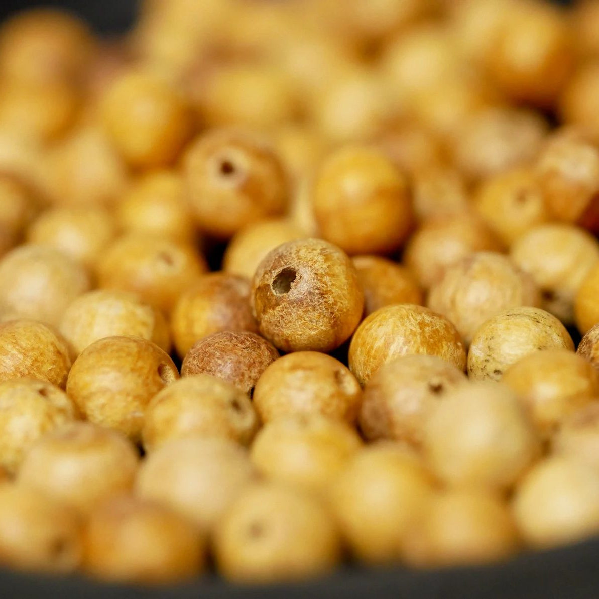 Goldbraune Palo Santo Perlen | natürliche Maserung | Peru | Nahaufnahme | Happy Minerals