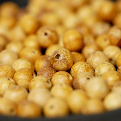 Goldbraune Palo Santo Perlen | natürliche Maserung | Peru | Nahaufnahme | Happy Minerals