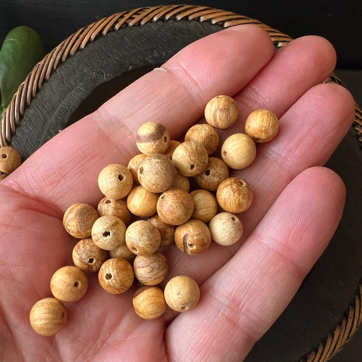 Palo Santo Perlen Handvoll | unterschiedliche Größen | Holzmaserung | Peru | Handfläche | Happy Minerals