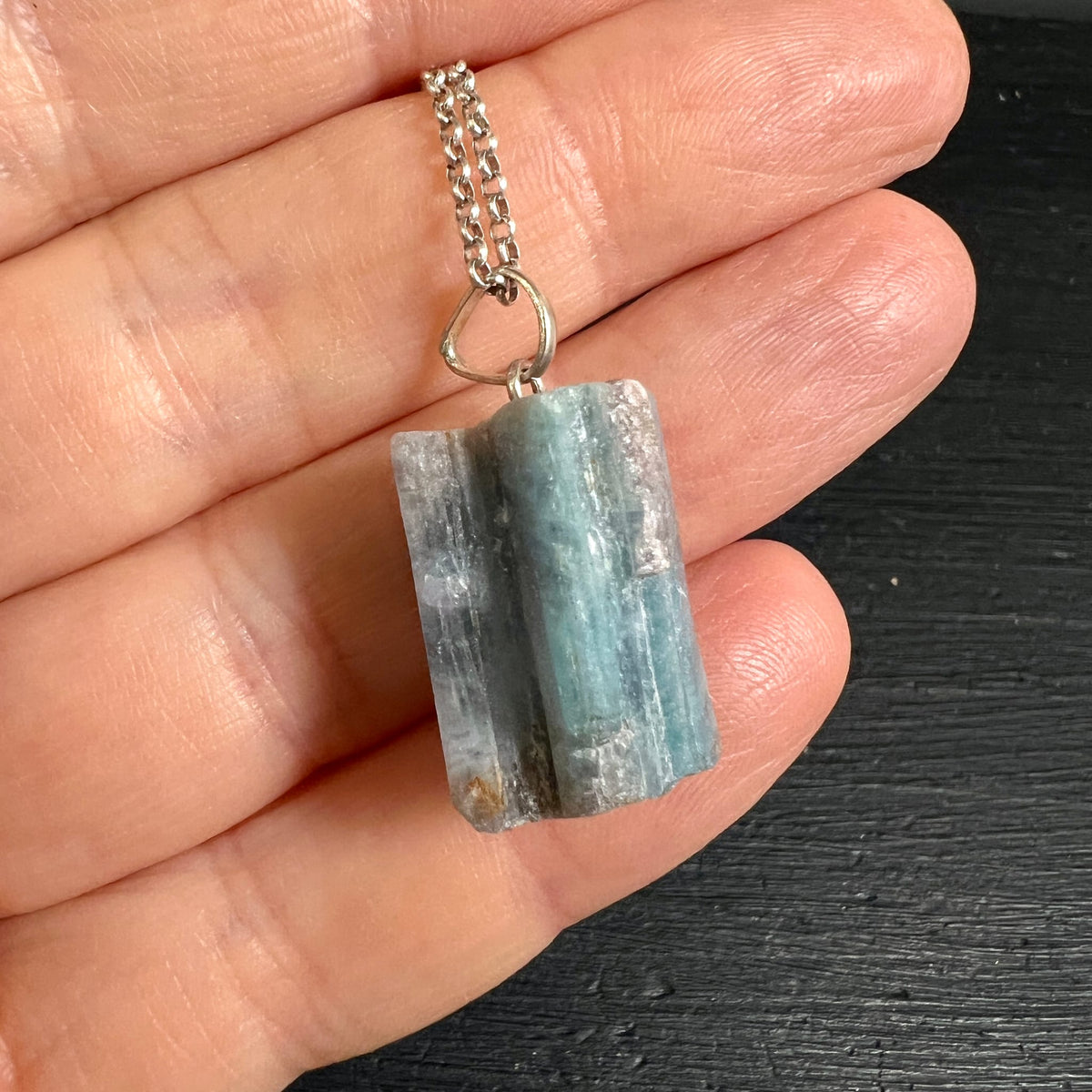 Paraiba Turmalin Anhänger | in der Hand gehalten | Größenvergleich | türkisfarbener Rohstein | Happy Minerals