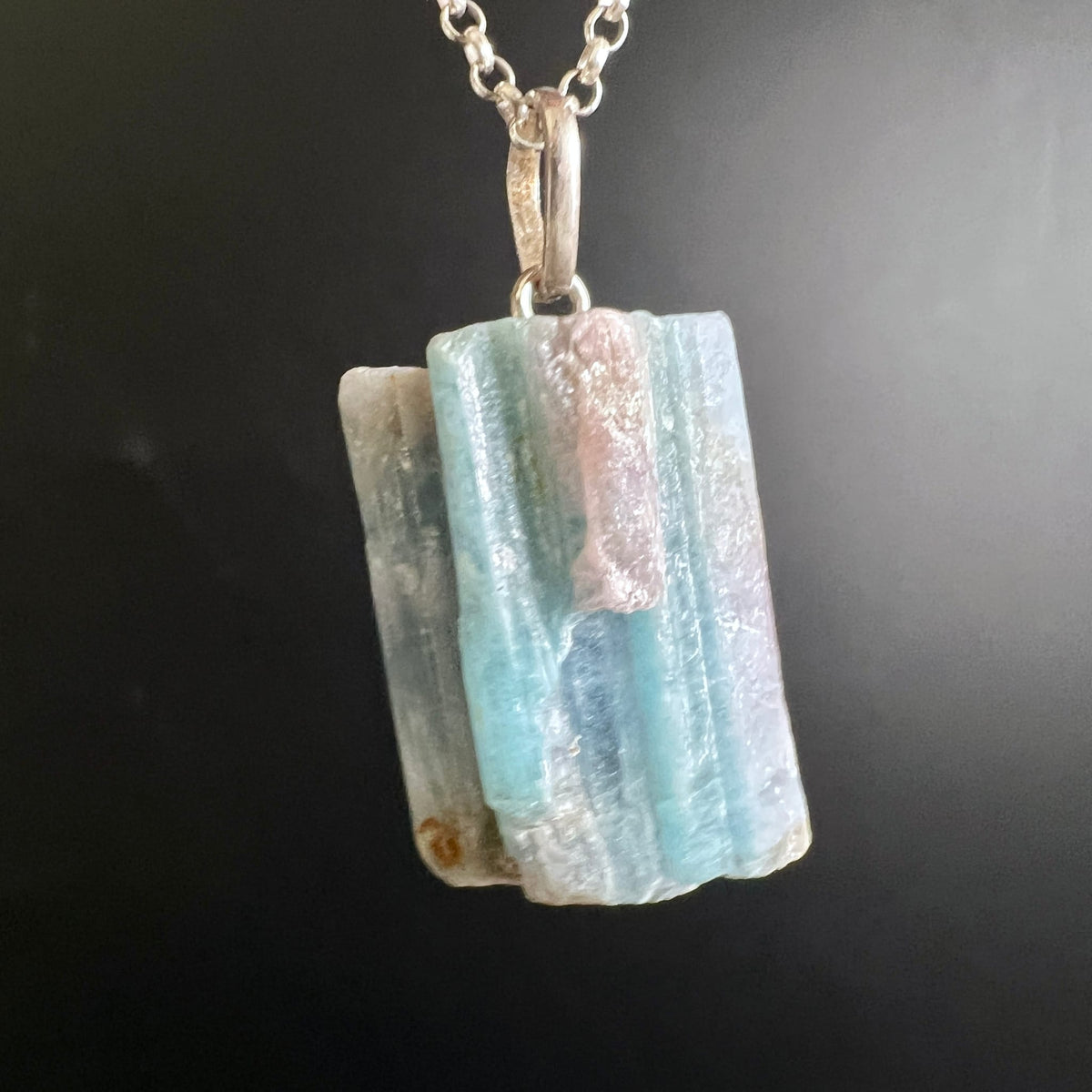 Paraiba Turmalin Anhänger | Türkis & Rosa Nuancen | an Silberkette hängend | seltenes Unikat | Happy Minerals