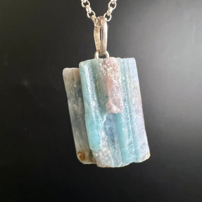 Paraiba Turmalin Anhänger | Türkis & Rosa Nuancen | an Silberkette hängend | seltenes Unikat | Happy Minerals
