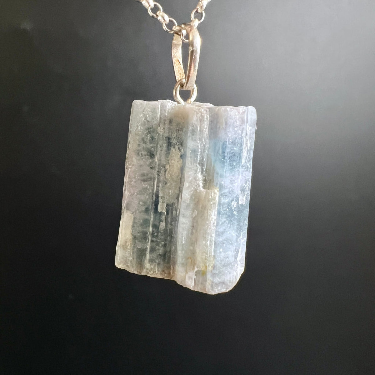 Paraiba Turmalin Kette | zart schimmernder Anhänger | helle Blautöne | 925 Silber | Happy Minerals