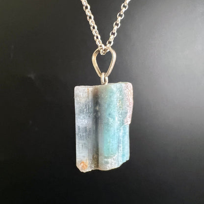 Paraiba Turmalin Kettenanhänger | leuchtendes Blaugrün | Tropfenöse Silber | edler Rohstein | Happy Minerals