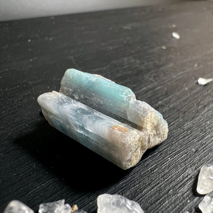 Paraiba Turmalin Rohkristall | liegend fotografiert | türkise Farbverläufe | naturbelassene Textur | Happy Minerals