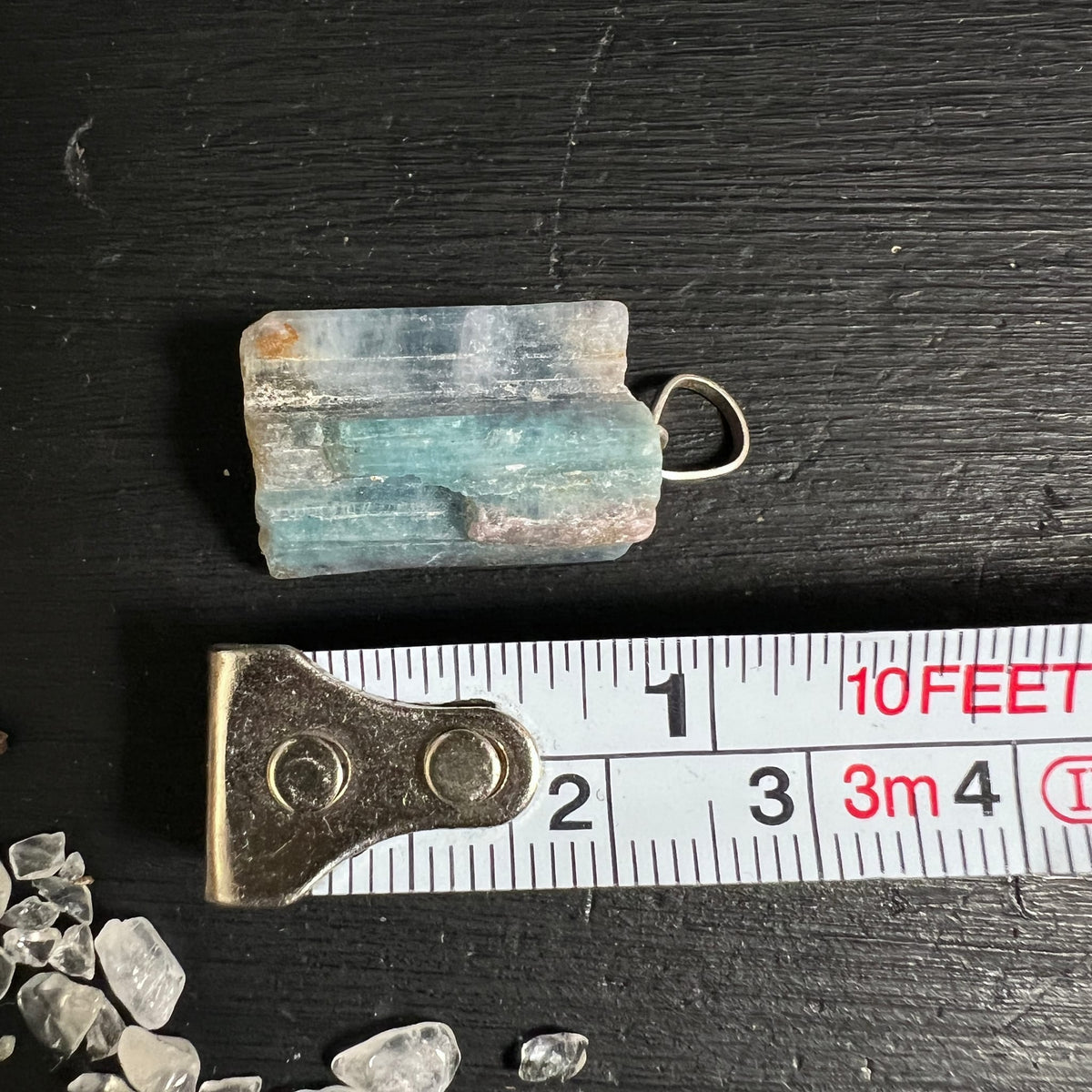 Paraiba Turmalin Rohstein | mit Maßband vermessen | ca. 3 cm | Silberöse Unikat | Happy Minerals