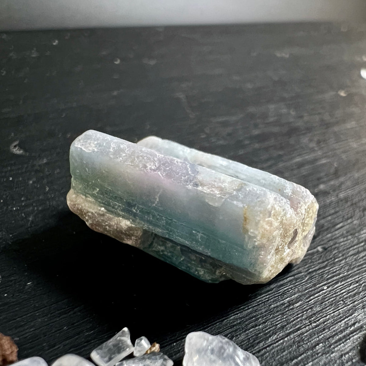 Paraiba Turmalin Rohstein | seitliche Ansicht | grün-blaue Streifen | Brasilien Mineral | Happy Minerals