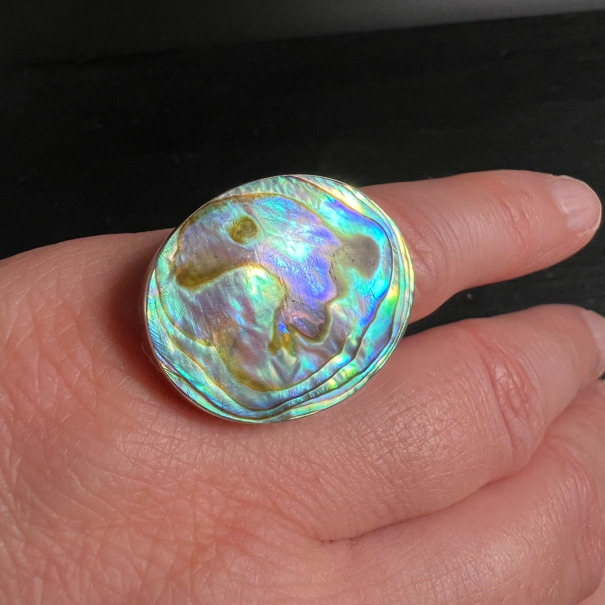 Paua Muschel Ring | schillernde Regenbogenfarben | am Finger getragen | Abalone Seeopal | Happy Minerals