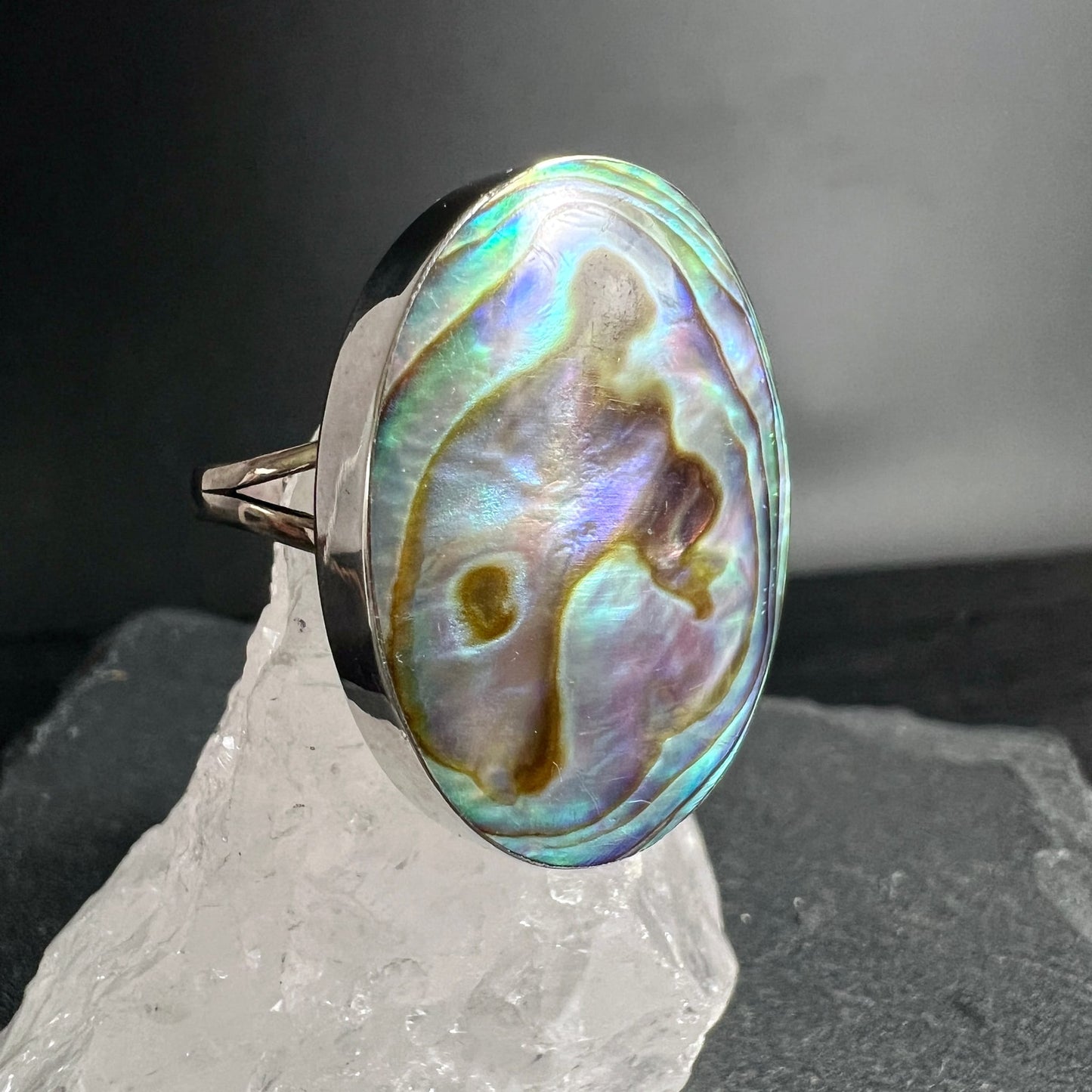 Seeopal Ring | auf Bergkristallspitze drapiert | zart schimmernde Perlmutt-Oberfläche | Happy Minerals