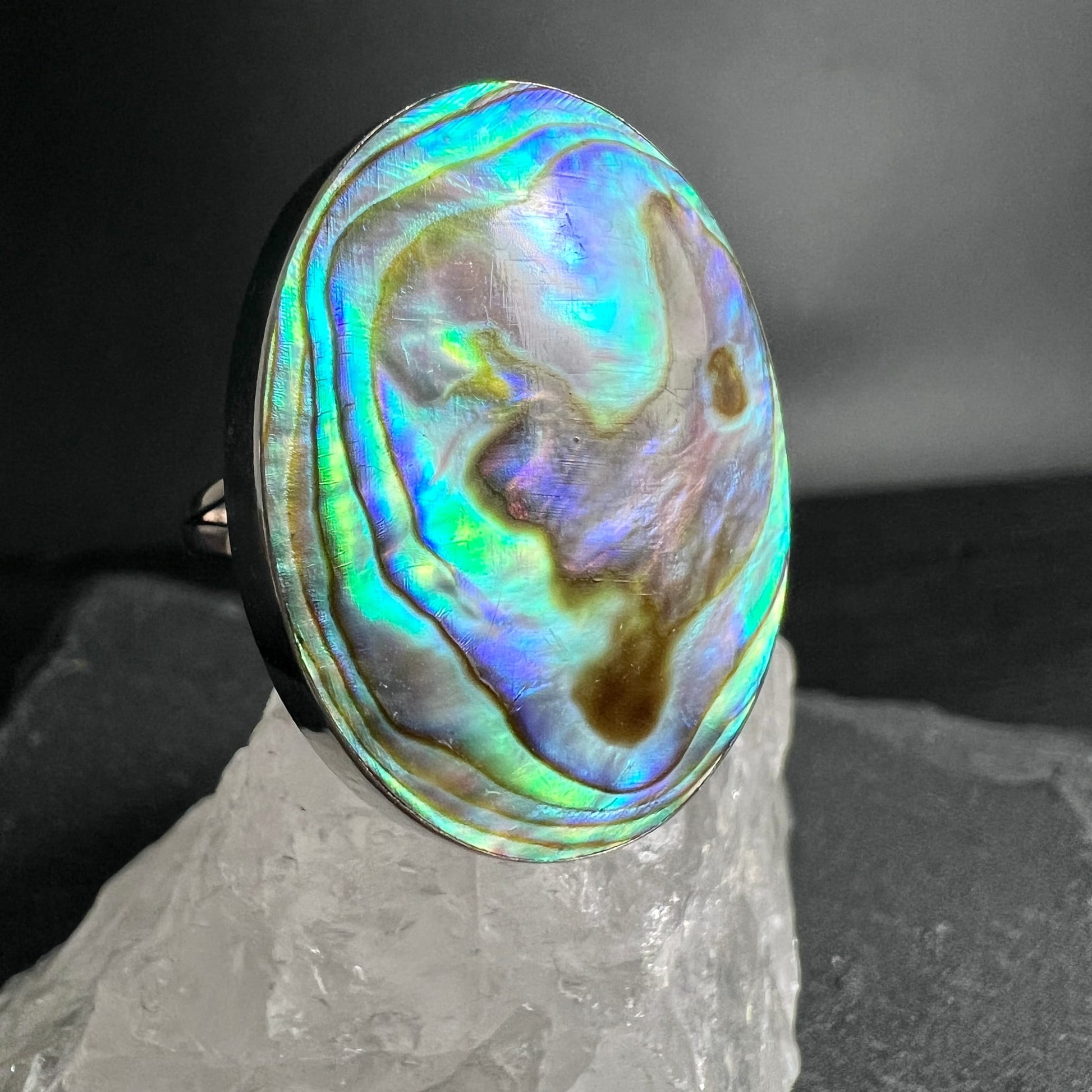 Paua Muschel Ring | Nahaufnahme irisierender Farbspiele | Türkis Violett Gold | Happy Minerals