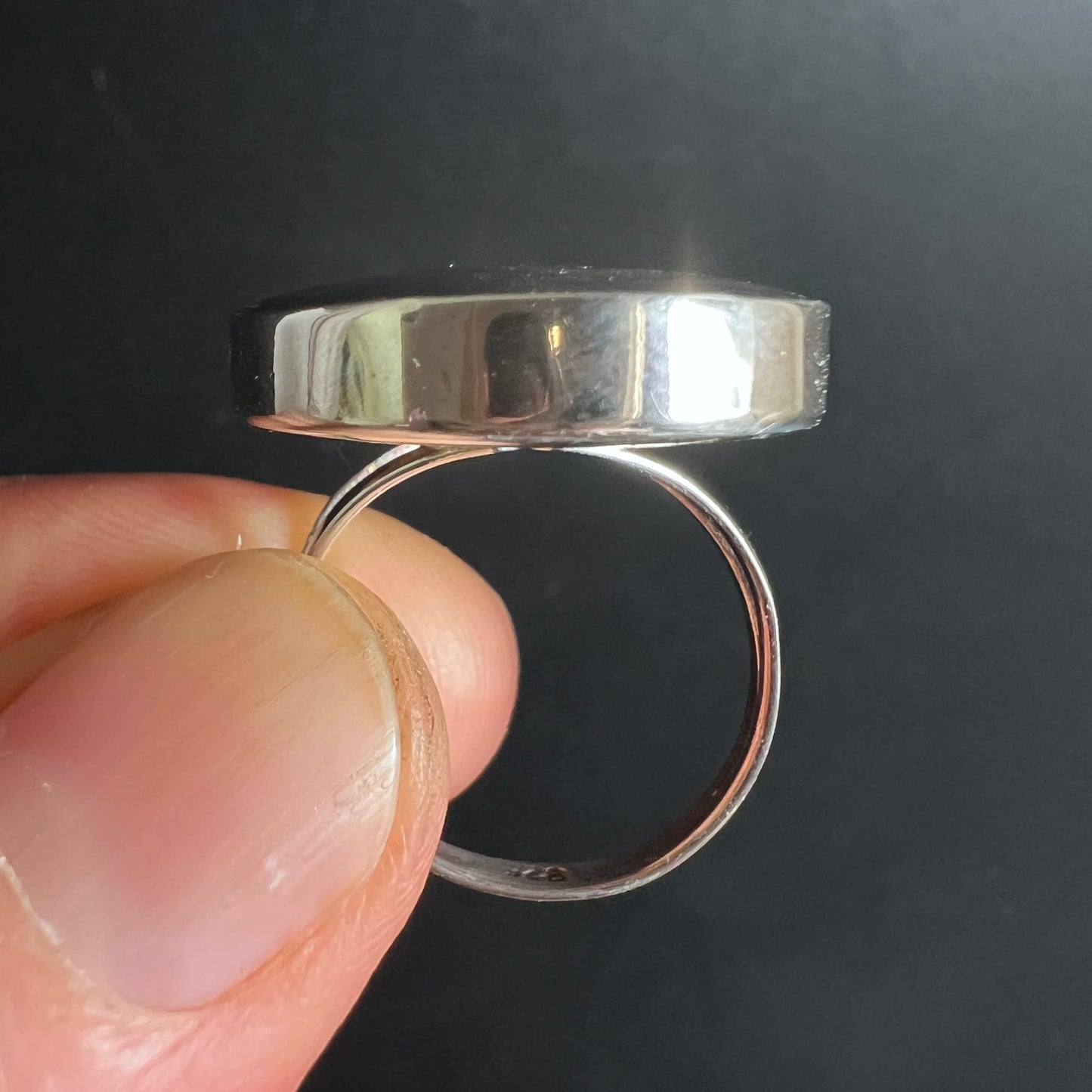 Paua Muschel Ring | Profilansicht der Fassung | hochglanzpolierter Silberrand | Happy Minerals