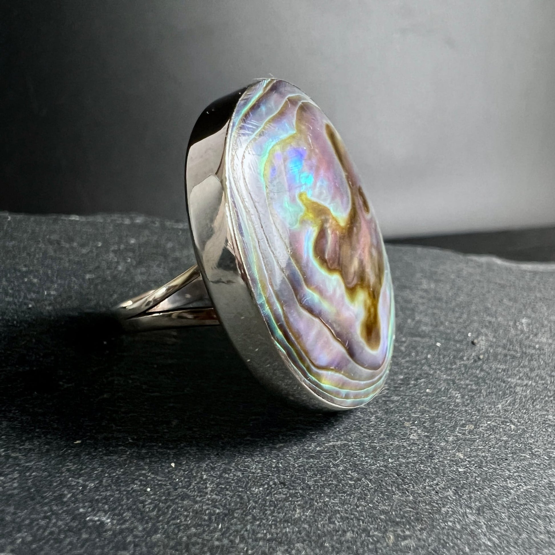 Abalone Ring | ovale Form | changierende Blau-Grün-Töne | auf Schiefer präsentiert | Happy Minerals