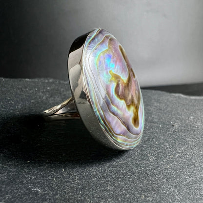 Abalone Ring | ovale Form | changierende Blau-Grün-Töne | auf Schiefer präsentiert | Happy Minerals