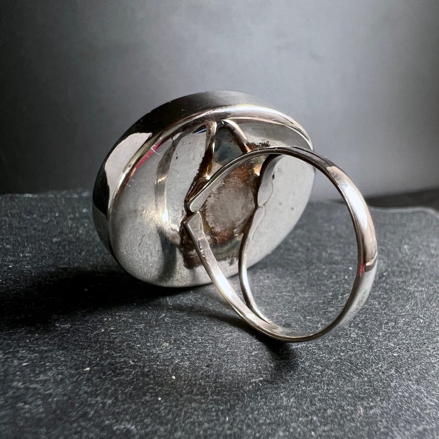 Abalone Ring | 925 Silberband liegend | filigrane Fassung sichtbar | elegantes Design | Happy Minerals