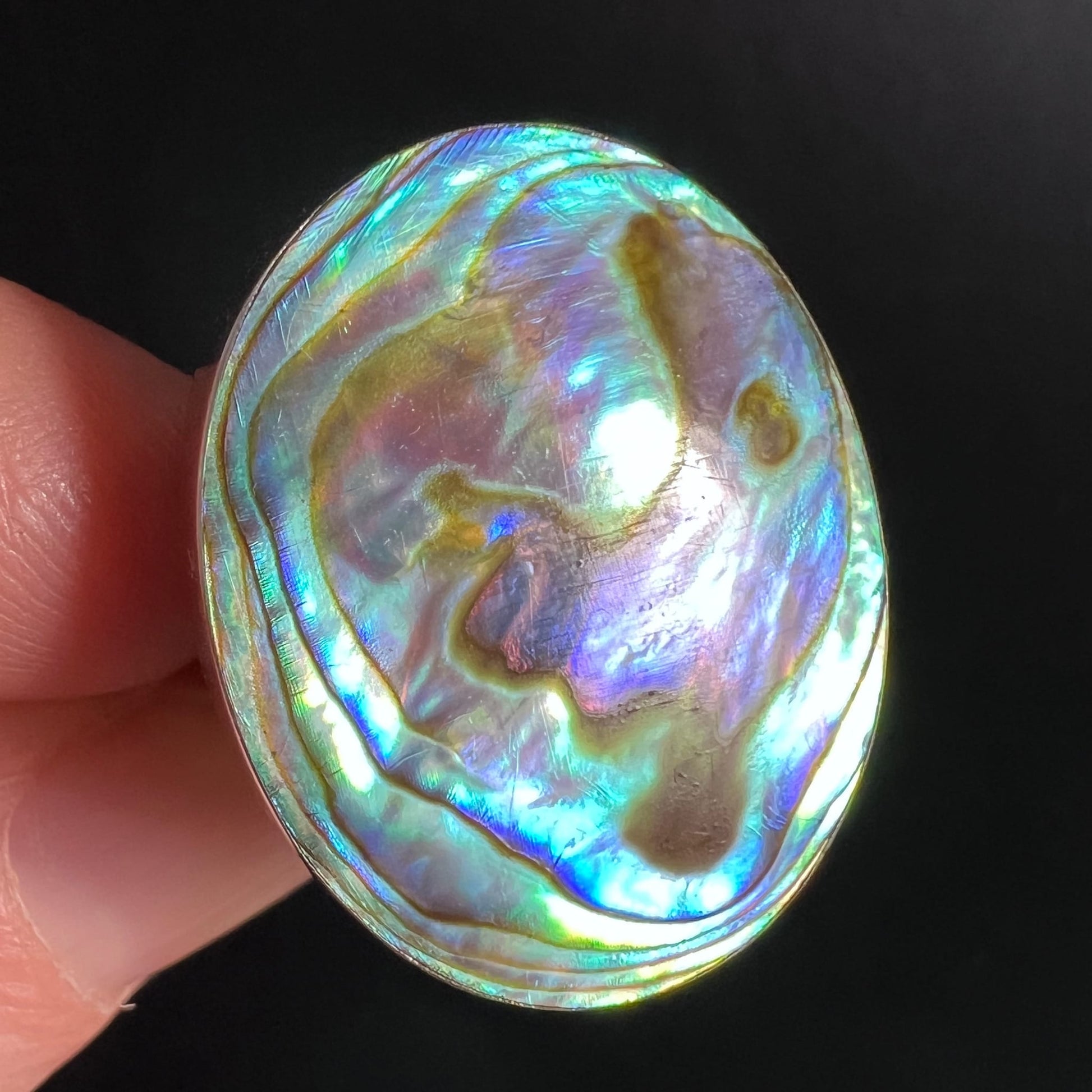 Seeopal Ring | Stein einzeln in der Hand gehalten | intensives Regenbogenschillern | Happy Minerals
