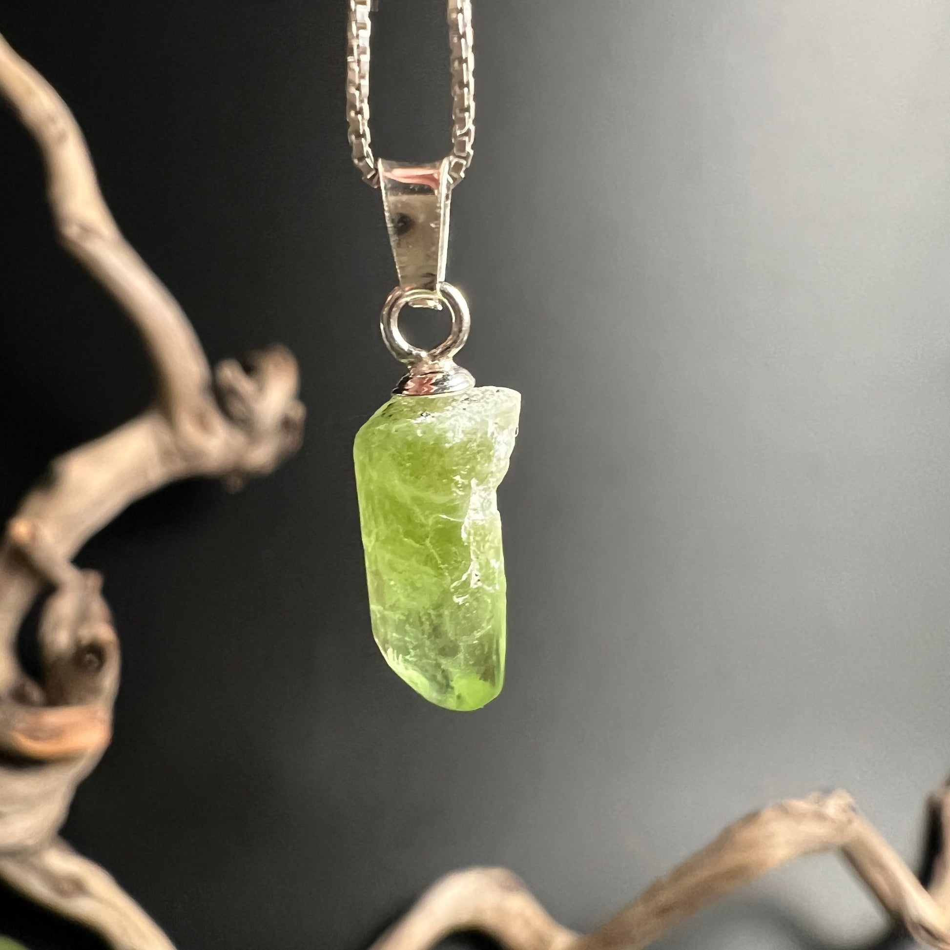 Peridot Olivin Anhänger | Pakistan | hängend präsentiert | natürliche Kristallspitze | elegante Silberfassung | Happy Minerals