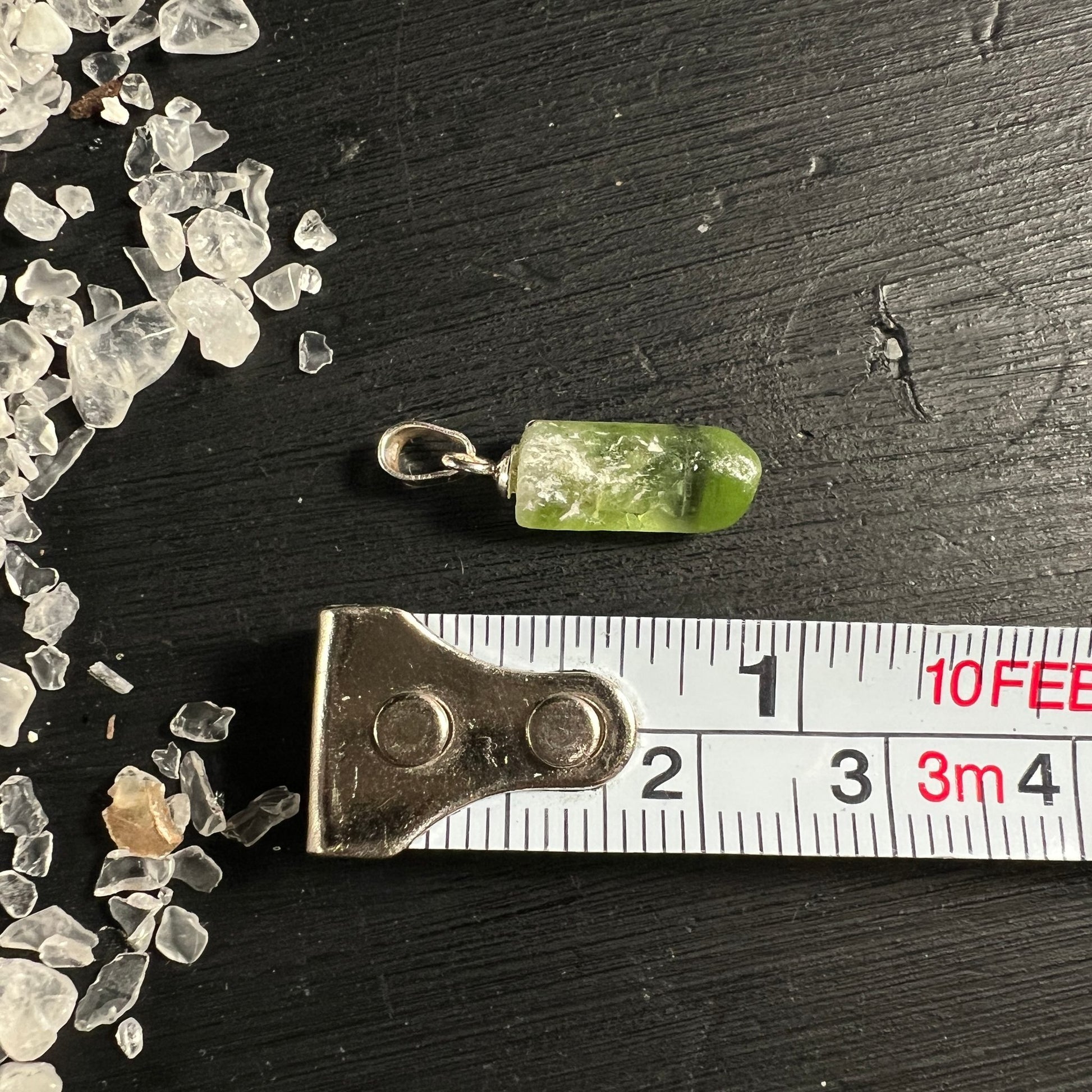 Peridot Olivin Anhänger | Pakistan Rohstein | Silberfassung | Maßband Größenvergleich | natürliche Form | Happy Minerals