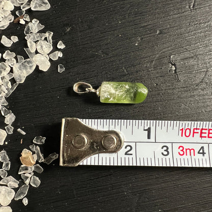Peridot Olivin Anhänger | Pakistan Rohstein | Silberfassung | Maßband Größenvergleich | natürliche Form | Happy Minerals