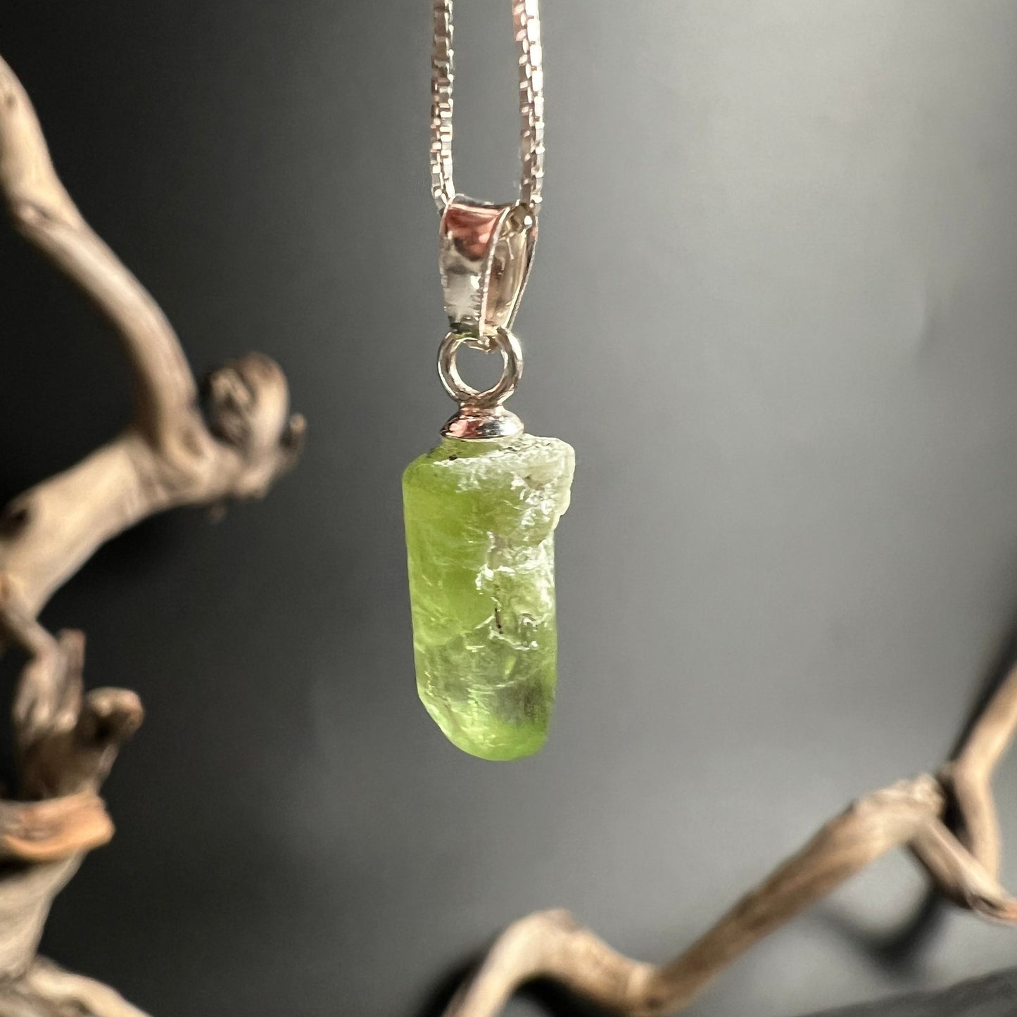 Peridot Olivin Detail | Pakistan Rohstein | intensive Grüntöne | Silberanhänger Nahaufnahme | natürliche Einschlüsse | Happy Minerals