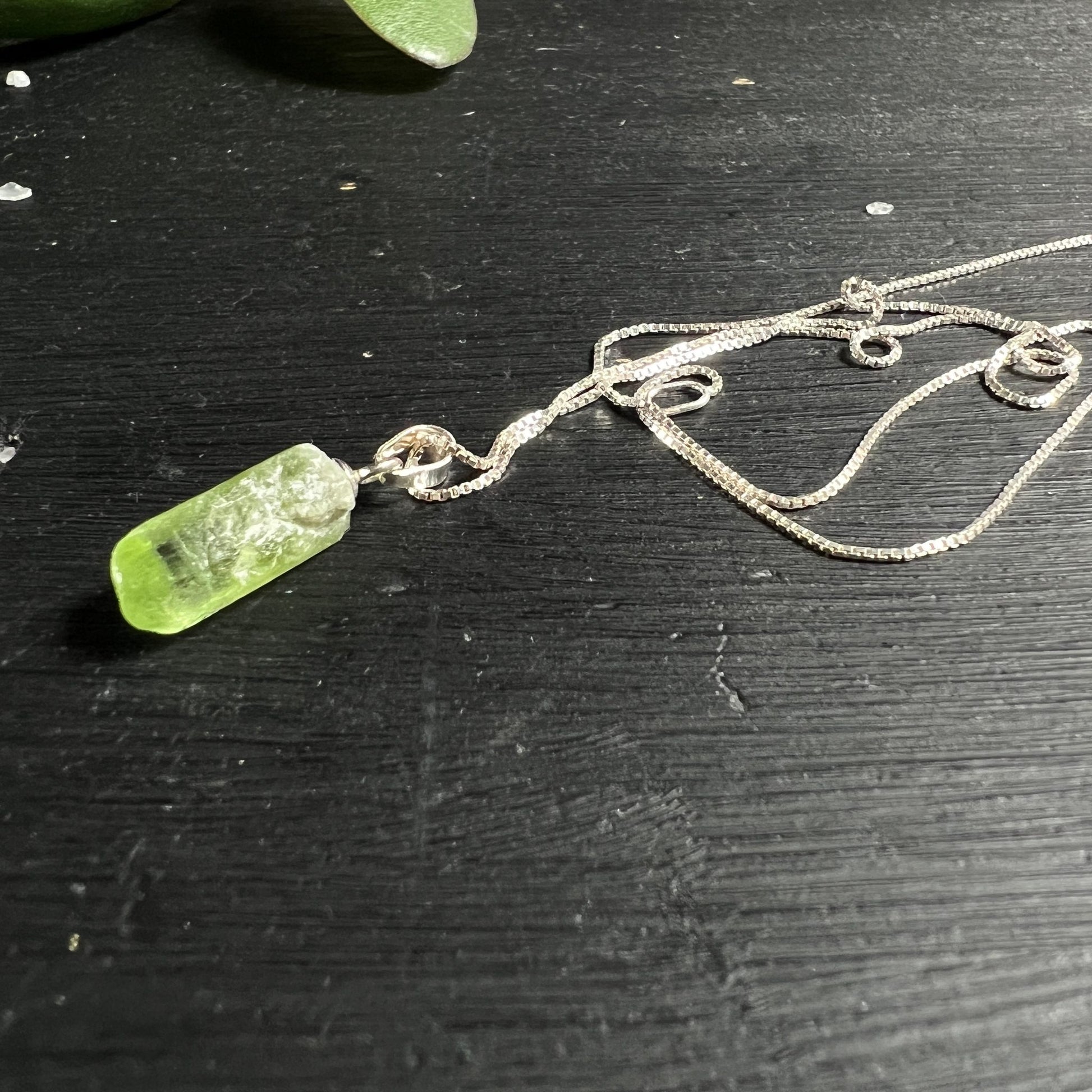 Peridot Olivin Kette | Pakistan Rohstein | Silberkette ausgelegt | lebendige grüne Farbnuancen | Happy Minerals