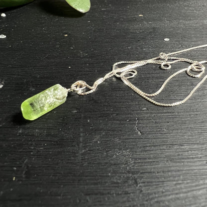 Peridot Olivin Kette | Pakistan Rohstein | Silberkette ausgelegt | lebendige grüne Farbnuancen | Happy Minerals