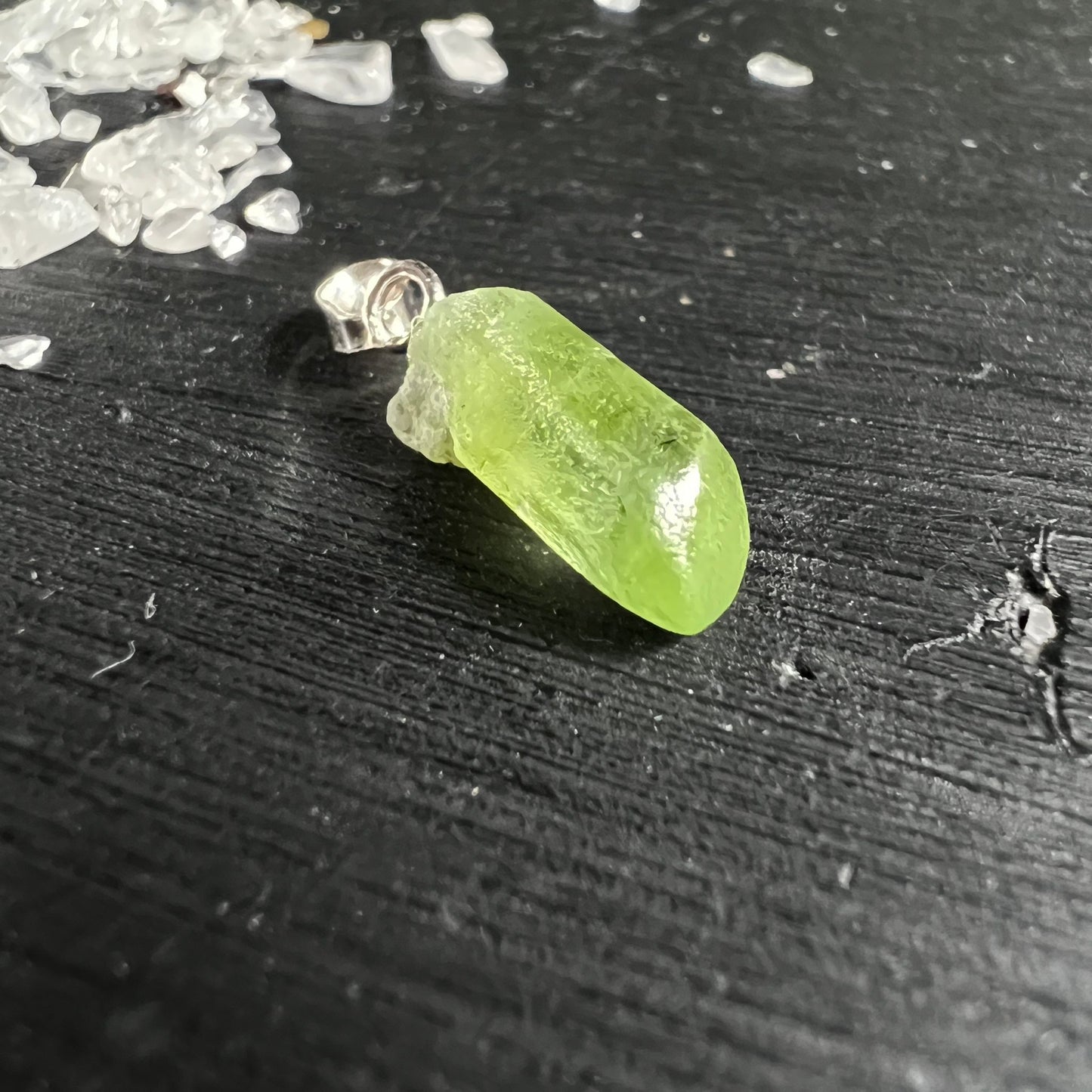 Peridot Olivin Kristall | Pakistan Rohstein | leuchtend grün | Silberfassung Rückseite | authentische Textur | Happy Minerals