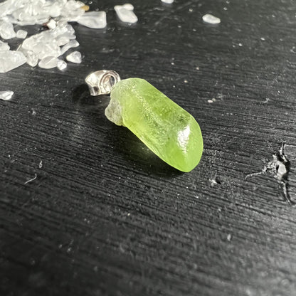 Peridot Olivin Kristall | Pakistan Rohstein | leuchtend grün | Silberfassung Rückseite | authentische Textur | Happy Minerals